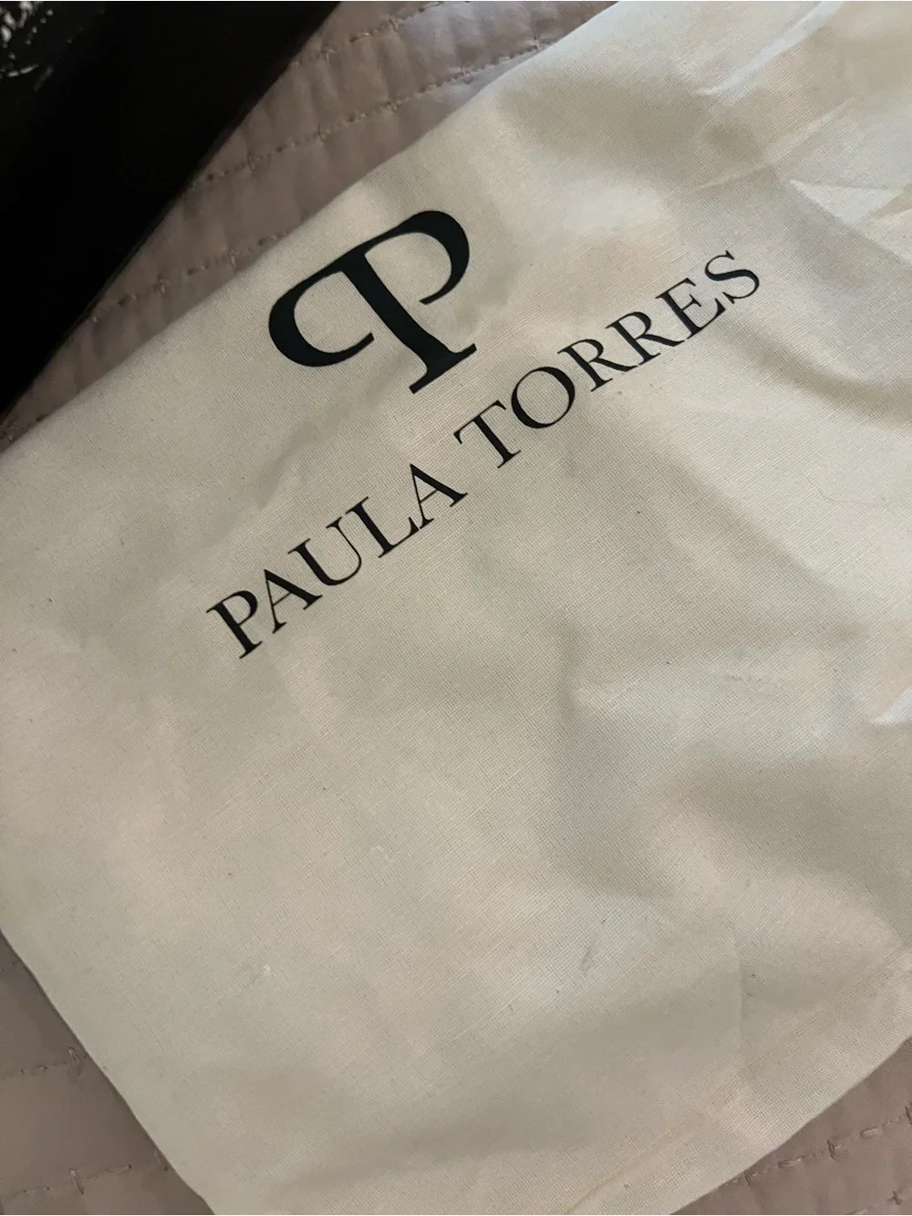 Paula Torres chic gold